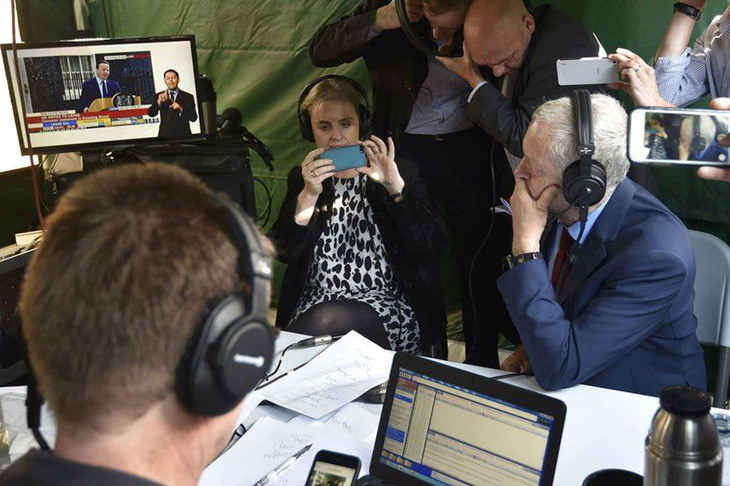 Ngay sau tuyên bố của Thủ tướng Cameron, lãnh đạo Công đảng phát biểu ca ngợi ông Cameron. Ảnh: Reuters.