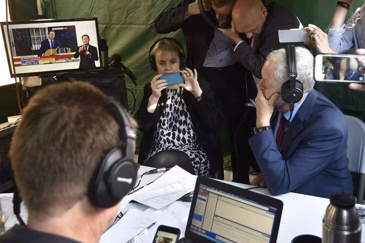 Ngay sau tuyên bố của Thủ tướng Cameron, lãnh đạo Công đảng phát biểu ca ngợi ông Cameron. Ảnh: Reuters.