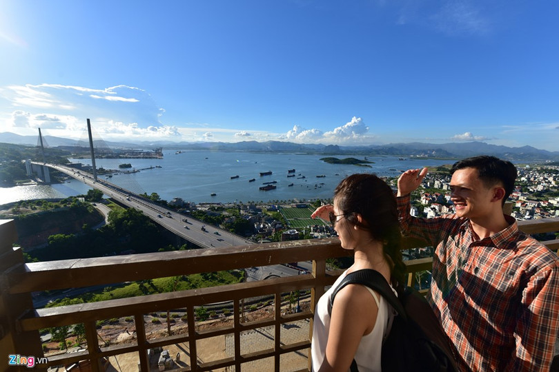 Cap treo 'xe bus hai tang' lo lung tren vinh Ha Long hinh anh 16
