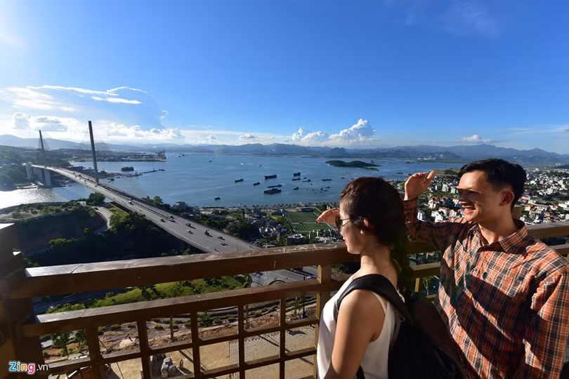 Cap treo 'xe bus hai tang' lo lung tren vinh Ha Long hinh anh 16