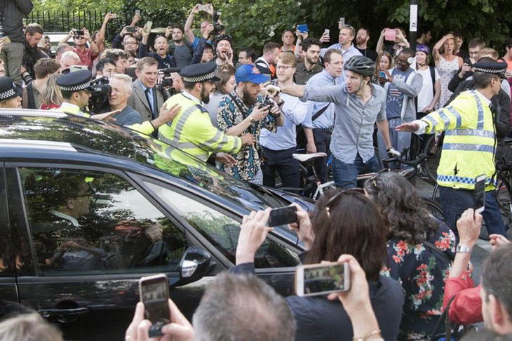 Một đám đông tụ tập và la ó phản đối ông Boris Johnson thuộc phe Rời đi. Ảnh: Rex.