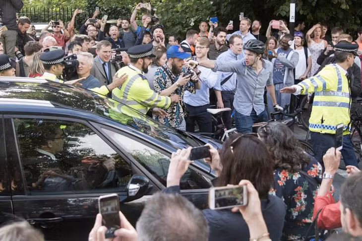 Một đám đông tụ tập và la ó phản đối ông Boris Johnson thuộc phe Rời đi. Ảnh: Rex.