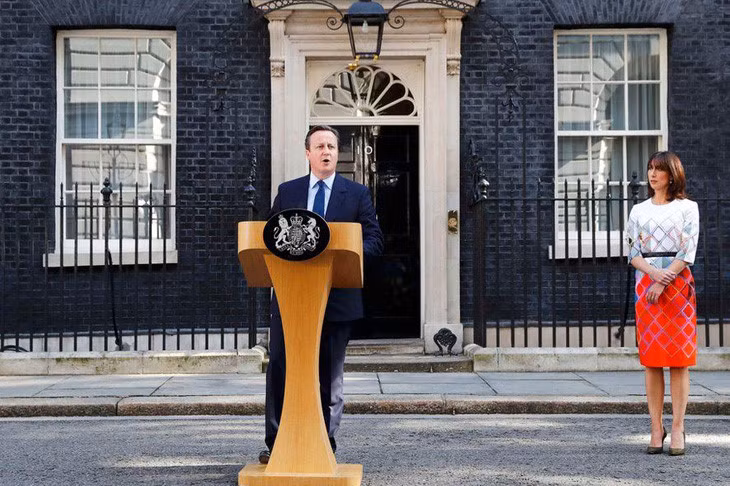 Thủ tướng Anh Cameron (cùng vợ) tuyên bố ông tôn trọng lựa chọn của dân Anh rời bỏ EU và ông sẽ từ chức Thủ tướng. Ảnh: Reuters.
