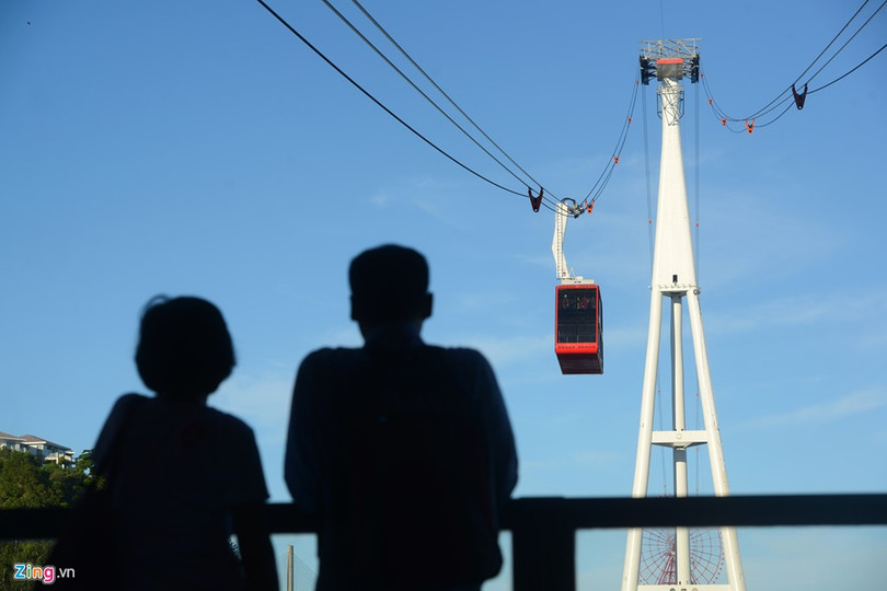 Cap treo 'xe bus hai tang' lo lung tren vinh Ha Long hinh anh 2
