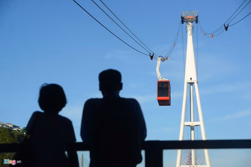 Cap treo 'xe bus hai tang' lo lung tren vinh Ha Long hinh anh 2