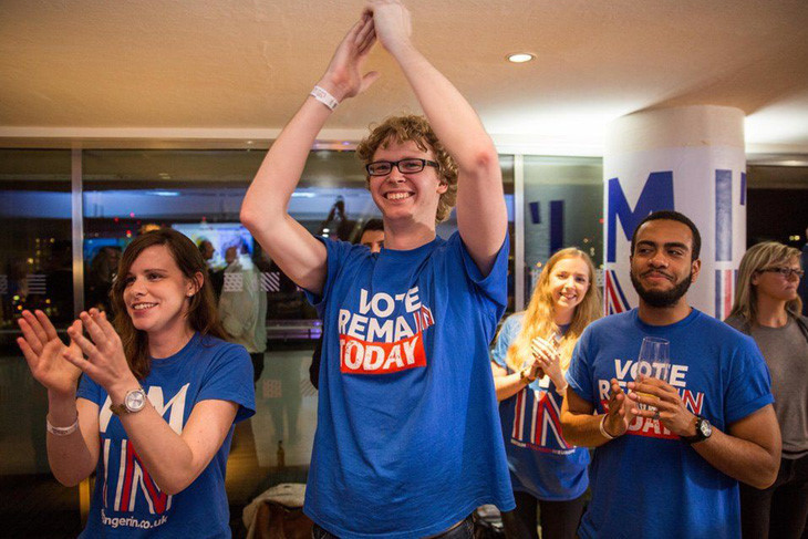 Những người London ủng hộ ở lại vui mừng khi nghe kết quả đầu tiên từ vùng lãnh thổ Gibraltar. Ảnh: Getty.