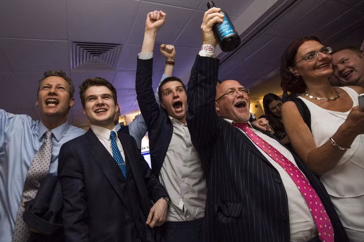 Phe “Ở lại” được dự kiến sẽ chiến thắng, nhưng cuối cùng phe “Rời đi” lại ăn mừng chiến thắng. Ảnh: Getty.