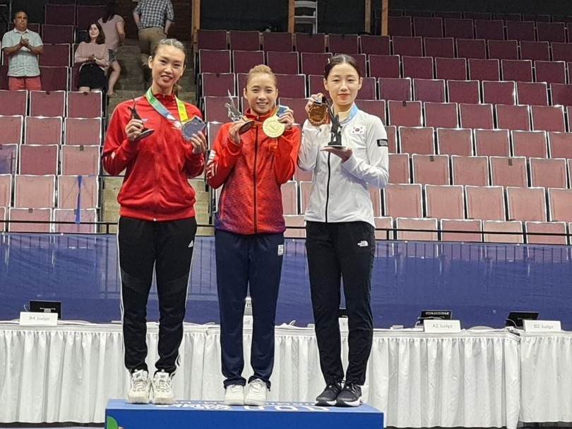 Dương Thúy Vi (giữa) trên bục nhận huy chương vàng
