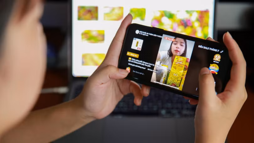 Người theo dõi TikTokShop có thể chat với nhân viên tư vấn ngay trong phiên live khi tìm được sản phẩm ưng ý.