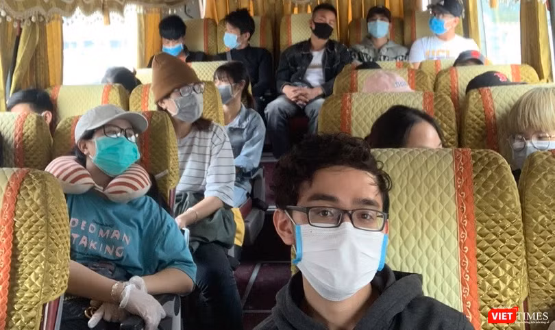 Đoàn người trên xe đến khu cách ly tại Pháp Vân - Tứ Hiệp. Ảnh: Anh Lê.