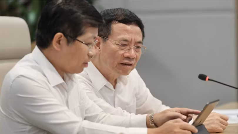 Bộ trưởng Nguyễn Mạnh Hùng và Cục trưởng Cục Báo chí Lưu Đình Phúc sử dụng hệ thống trợ lý ảo của Cục Báo chí.