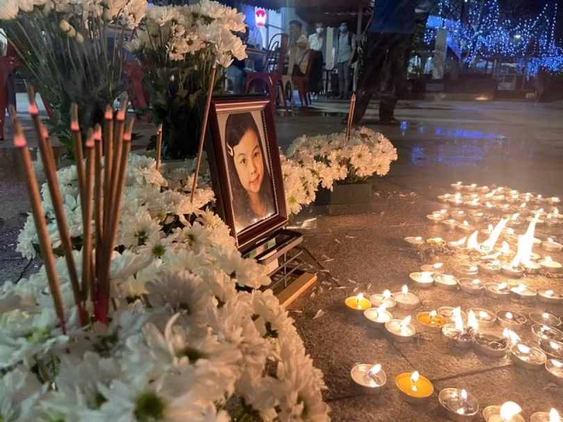 Người thân và cư dân chung cư Sài Gòn Pearl thắp nến tưởng niệm em bé bị bạo hành đến tử vong tại TP.HCM.