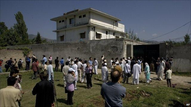 Ngôi nhà Bin Laden ở trông như pháo đài, với tường bao quanh cao 5,5 m. Ban công các tầng nhà cũng được xây tường cao hơn 2 m. Ngôi nhà Bin Laden ở trông như pháo đài, với tường bao quanh cao 5,5 m. Ban công các tầng nhà cũng được xây tường cao hơn 2 m.