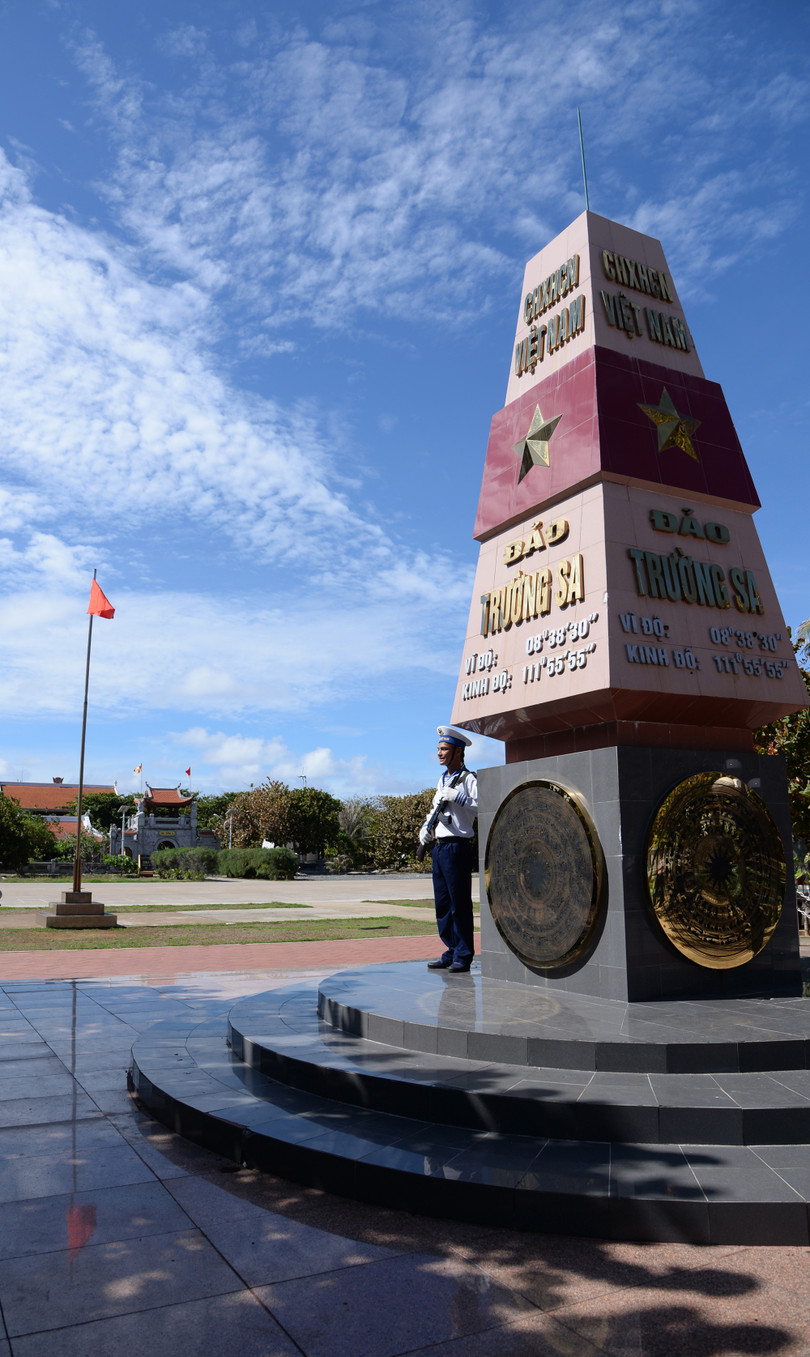 Chủ quyền tổ quốc Việt Nam luôn hiển hiện trên quần đảo Trường Sa và nơi thiêng liêng, quan trọng nhất là cột mốc chủ quyền (trên 9 đảo nổi) và các tấm bia chủ quyền (gắn trên các công trình lâu bền trên hơn 24 điểm đóng chốt ở 12 bãi đá, bãi cạn nửa nổi nửa chìm) của huyện đảo Trường Sa.