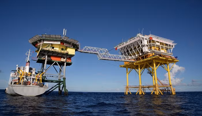 Các nhà giàn DK1 (Cụm công trình dịch vụ kinh tế - khoa học - kỹ thuật của Việt Nam) thế hệ thứ 2 và thứ 3 tại bãi ngầm Phúc Nguyên trên thềm lục địa phía Nam. Kể từ năm 1989, đây cũng chính là những cột mốc để bảo vệ chủ quyền và quyền chủ quyền trên vùn