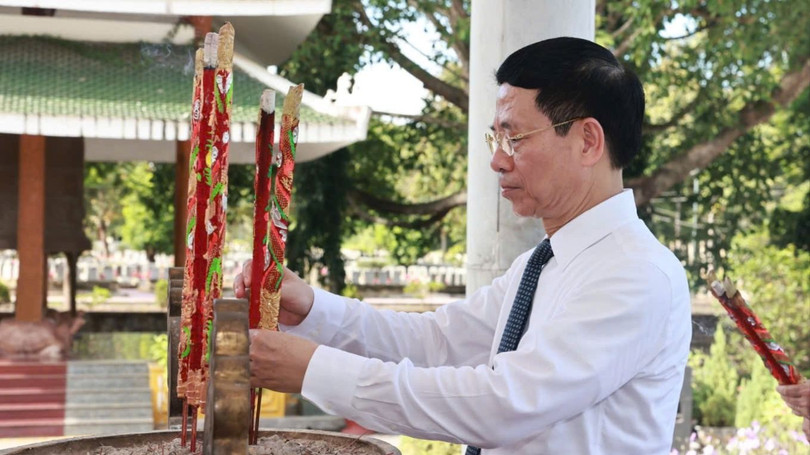 Bộ trưởng Bộ Khoa học và Công nghệ Nguyễn Mạnh Hùng dâng hương tại Đài tưởng niệm Nghĩa trang liệt sĩ ngành Thông tin và Giao bưu “R”