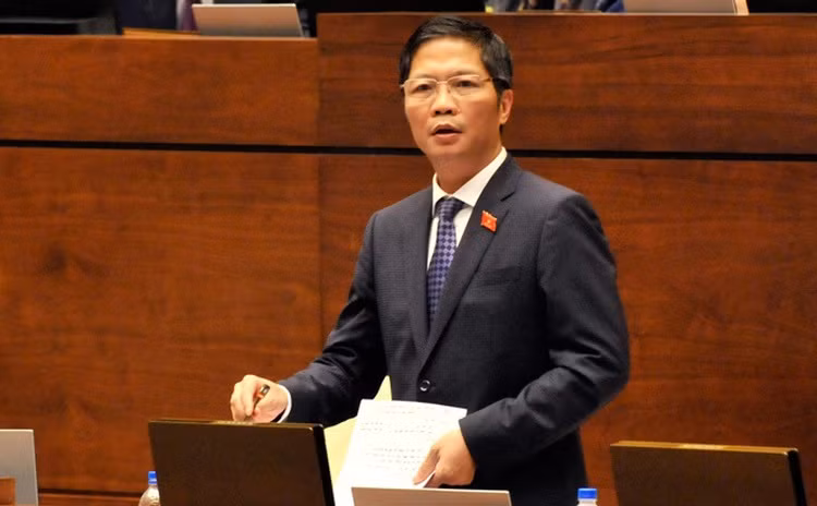 Bộ trưởng Bộ Công thương Trần Anh Tuấn trả lời chất vấn ĐBQH chiều nay (6/110).