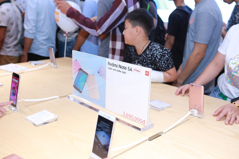 “Đột nhập” cửa hàng Mi Store rộng hơn 240m2 đầu tiên tại Hà Nội ảnh 13