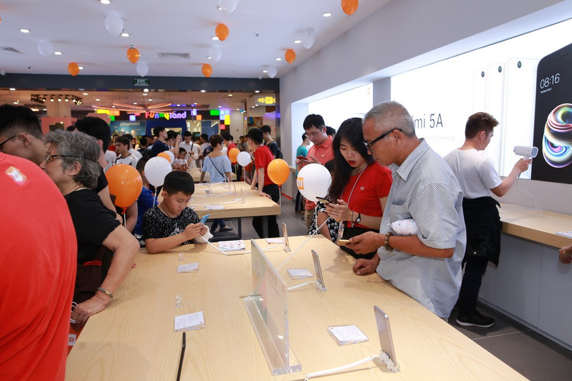 “Đột nhập” cửa hàng Mi Store rộng hơn 240m2 đầu tiên tại Hà Nội ảnh 10