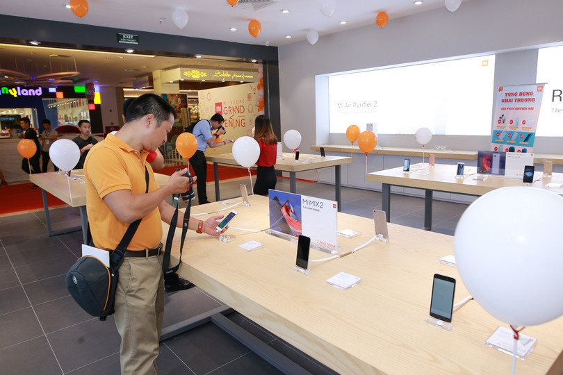 “Đột nhập” cửa hàng Mi Store rộng hơn 240m2 đầu tiên tại Hà Nội ảnh 7