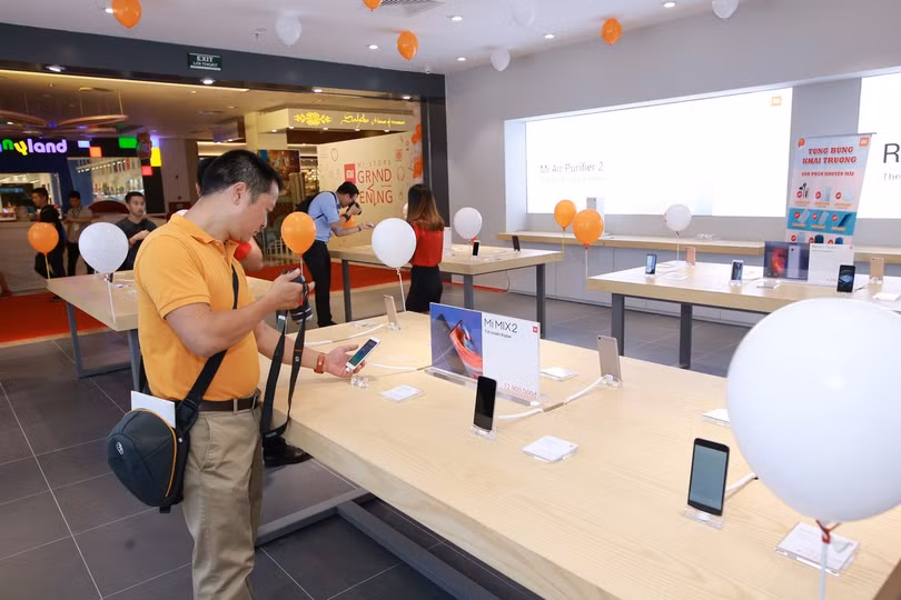“Đột nhập” cửa hàng Mi Store rộng hơn 240m2 đầu tiên tại Hà Nội ảnh 7