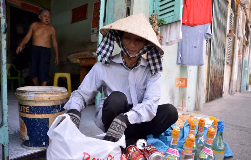 Hơn 100 năm nay, thế hệ trước nối tiếp thế hệ sau, người dân trong xóm đùm bọc lẫn nhau, thân thiết như người một nhà 