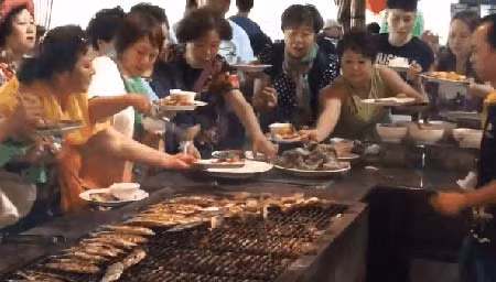 Cuộc chiến ăn buffet của du khách Trung Quốc.