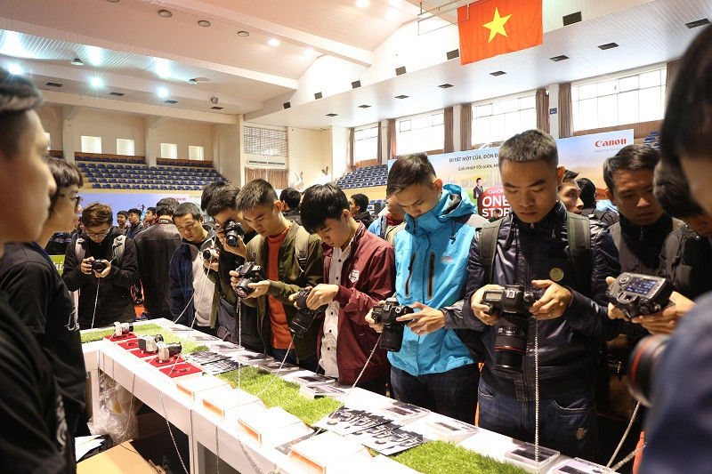 Khách tham quan hào hứng trải nghiệm các sản phẩm hình ảnh mới nhất tại sự kiện.