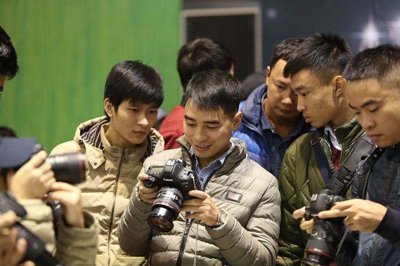 Khách tham quan hào hứng trải nghiệm các sản phẩm hình ảnh mới nhất tại sự kiện.