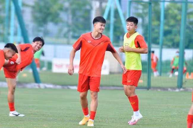 Văn Trường có buổi tập đầu tiên cùng U19 Việt Nam sau hành trình tại U23 châu Á 2022.