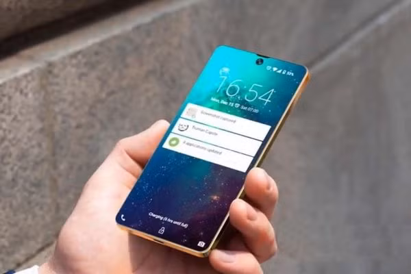 Theo thống kê, 57% người thường xuyên dùng smartphone để truy cập tài khoản email cá nhân và 55% người sử dụng cho các hoạt động xã hội trực tuyến. Ảnh minh họa.