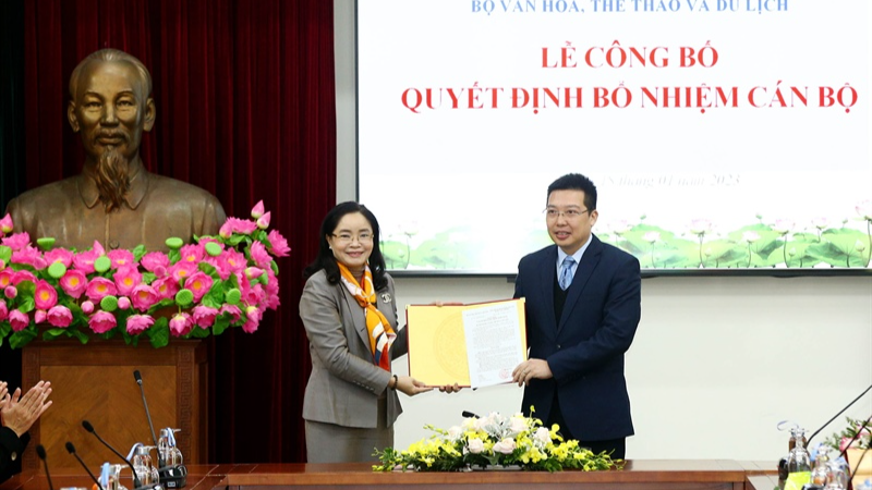 Thứ trưởng Trịnh Thị Thủy trao quyết định bổ nhiệm cho tân Tổng Biên tập Nguyễn Anh Vũ. Ảnh: Báo Văn hóa Thứ trưởng Trịnh Thị Thủy trao quyết định bổ nhiệm cho tân Tổng Biên tập Nguyễn Anh Vũ. Ảnh: Báo Văn hóa