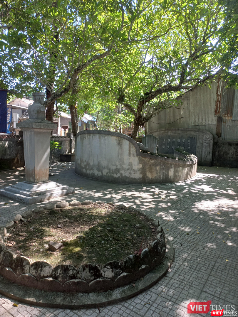 Bức tượng bán thân cụ Phạm Quỳnh do chính người cháu ngoại của cụ là kiến trúc sư Tôn Thất Đại thiết kế, được đặt ngay sau ngôi mộ cụ ở chùa Vạn Phước (phường Trường An, TP Huế). Bức tượng bán thân cụ Phạm Quỳnh do chính người cháu ngoại của cụ là kiến trúc sư Tôn Thất Đại thiết kế, được đặt ngay sau ngôi mộ cụ ở chùa Vạn Phước (phường Trường An, TP Huế).