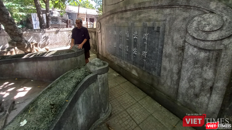 Tác giả tại khu mộ cụ Phạm ở chùa Vạn Phước (Huế). Tác giả tại khu mộ cụ Phạm ở chùa Vạn Phước (Huế).