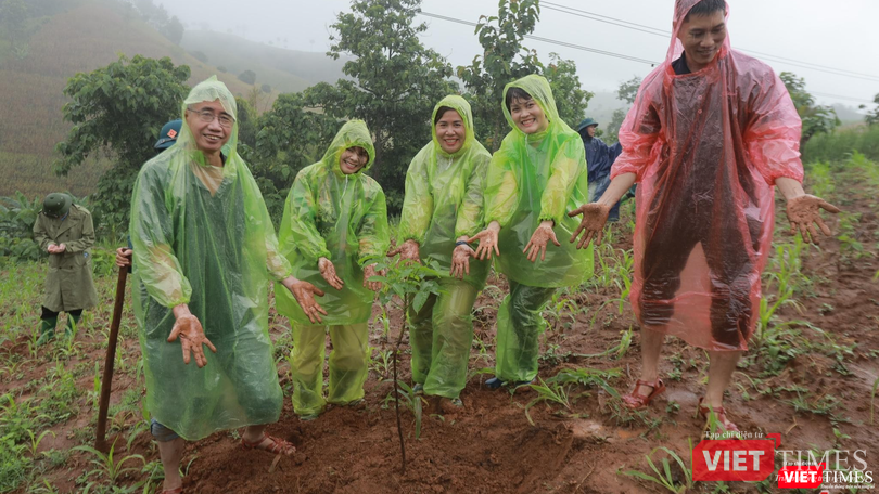 Đại diện VARS cùng con trai nhà văn Nguyễn Huy Thiệp (bên phải) trồng cây.