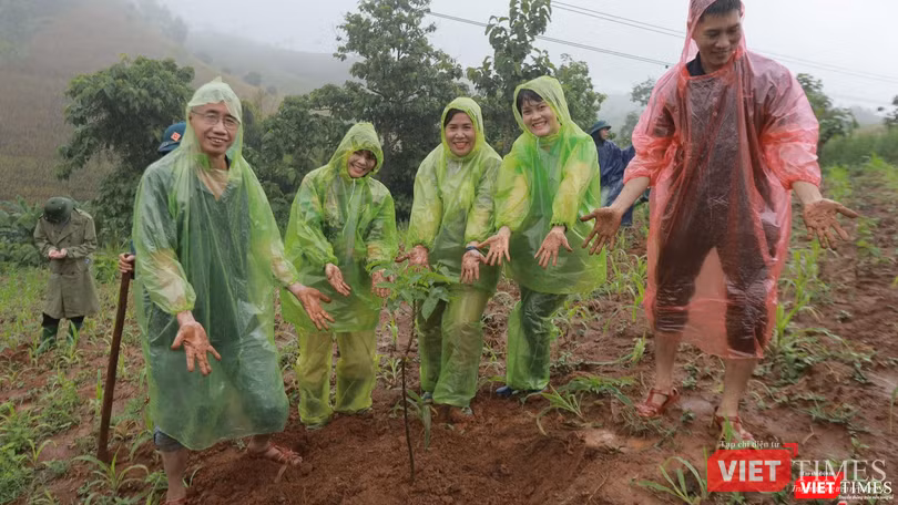 Đại diện VARS cùng con trai nhà văn Nguyễn Huy Thiệp (bên phải) trồng cây. Đại diện VARS cùng con trai nhà văn Nguyễn Huy Thiệp (bên phải) trồng cây.