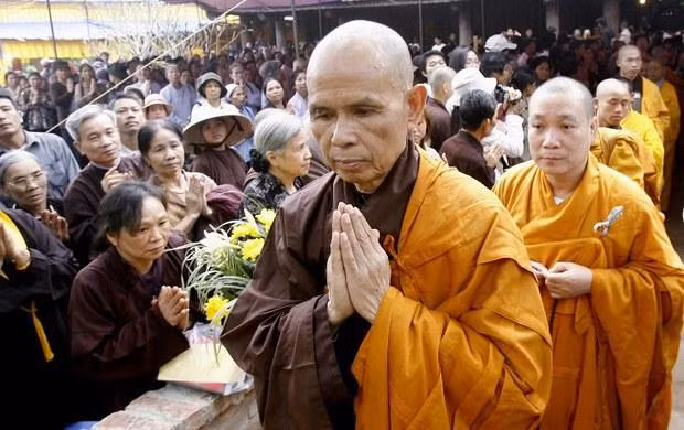 Thiền sư Thích Nhất Hạnh cầu nguyện cho linh hồn nạn nhân chiến tranh Việt Nam tại một ngôi chùa ở huyện Sóc Sơn (Hà Nội). Ảnh chụp ngày 20/4/2007.