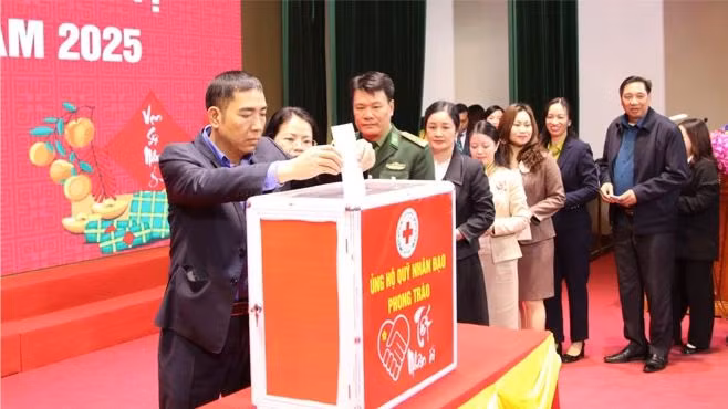 Các đại biểu ủng hộ phong trào “Tết Nhân ái” và Quỹ Nhân đạo năm 2025