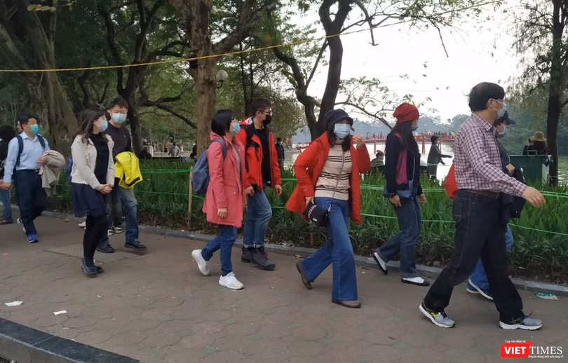Khách du lịch đến Hà Nội trong những ngày chống dịch COVID-19. Ảnh: Anh Lê