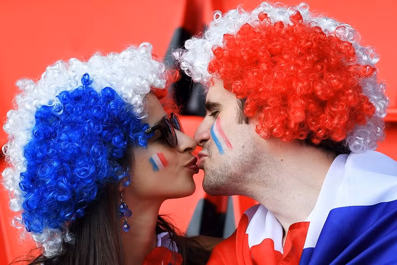 1001 kiểu nụ hôn tại Euro 2016 ảnh 8