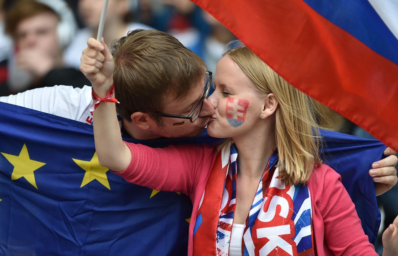 1001 kiểu nụ hôn tại Euro 2016 ảnh 7