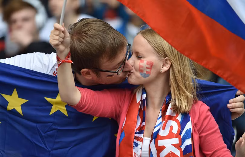 1001 kiểu nụ hôn tại Euro 2016 ảnh 7