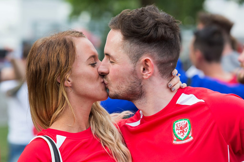 1001 kiểu nụ hôn tại Euro 2016 ảnh 12