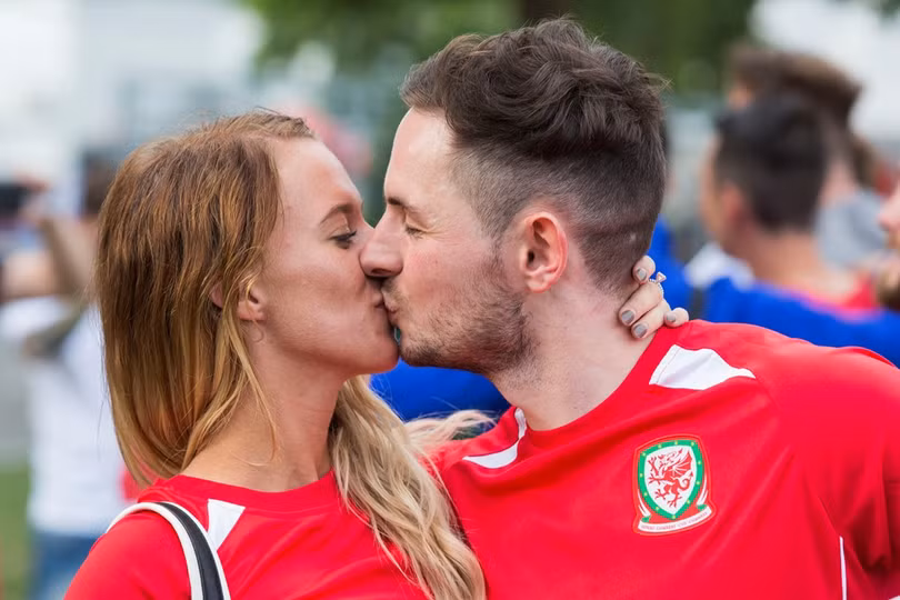 1001 kiểu nụ hôn tại Euro 2016 ảnh 12