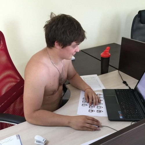 Tổng thống Belarus lỡ miệng, người dân "thoát y" đi làm ảnh 6