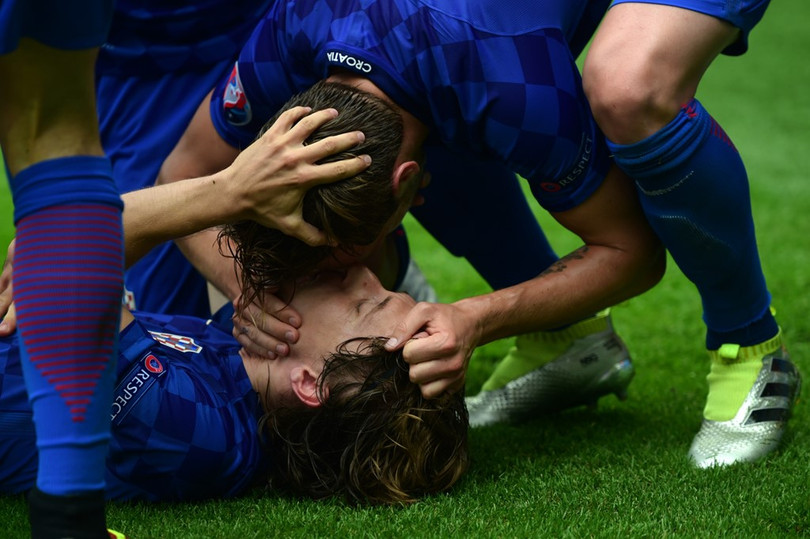 1001 kiểu nụ hôn tại Euro 2016 ảnh 18