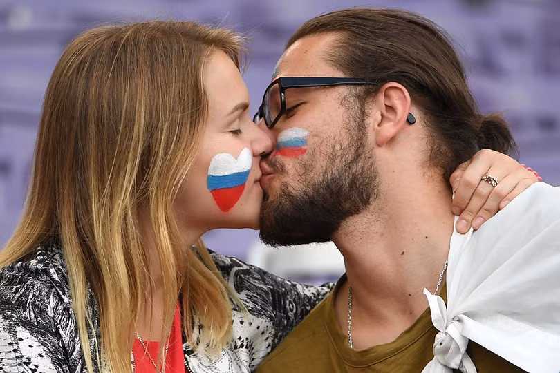 1001 kiểu nụ hôn tại Euro 2016 ảnh 9