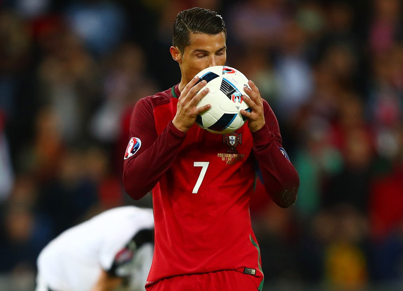 1001 kiểu nụ hôn tại Euro 2016 ảnh 20