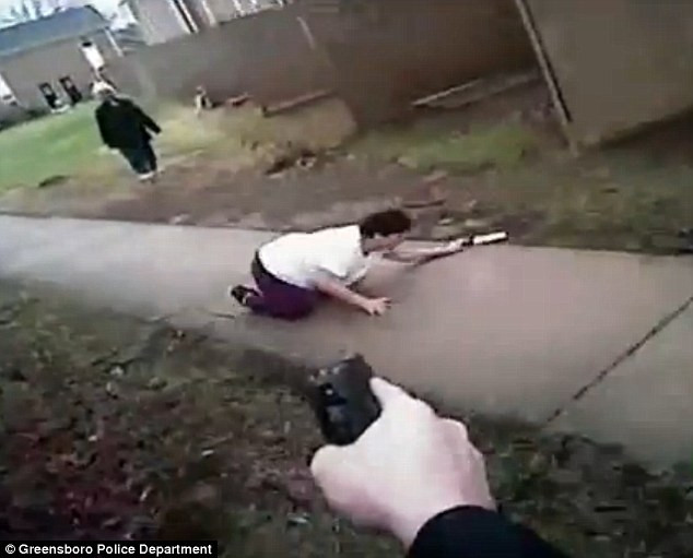 Bà Chieu Di Thi Vo bị cảnh sát Bắc Carolina bắn gục (Ảnh cắt từ video)