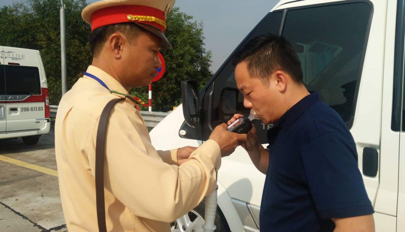 Nhiều lái xe bị uống rượu bia do tâm lý cả nể.